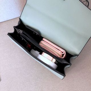 Túi đeo chéo họa tiết im chìm khóa rồng size 24cm x 16cm x 10cm