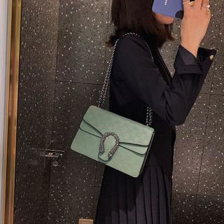Túi đeo chéo họa tiết im chìm khóa rồng size 24cm x 16cm x 10cm