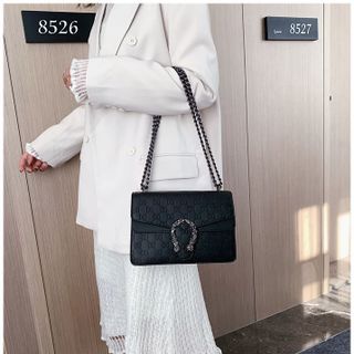 Túi đeo chéo họa tiết im chìm khóa rồng size 24cm x 16cm x 10cm