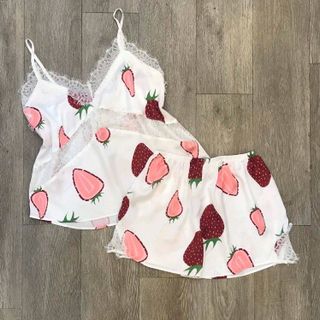 Đồ bộ mặc nhà pijama hai dây quần đùi Trái dâu nữ lụa phối ren in nhiệt siêu mịn