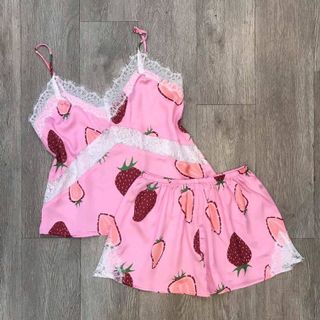 Đồ bộ mặc nhà pijama hai dây quần đùi Trái dâu nữ lụa phối ren in nhiệt siêu mịn