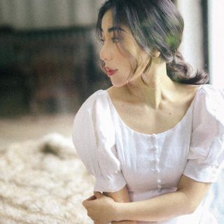 Đầm xoè trắng bọc nút tay bồng Vanha