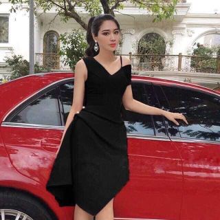Đầm ôm trễ vai kèm phụ kiện bèo sang trọng
