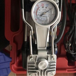 Bơm lốp 2 pít tông hộp đầy đủ phụ kiện