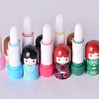 son dưỡng có màu búp bê mùi hương trái cây tô lên có màu hồng