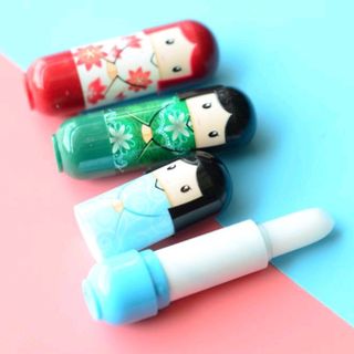 son dưỡng có màu búp bê mùi hương trái cây tô lên có màu hồng
