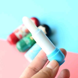 sỉ son dưỡng có màu búp bê mùi hương trái cây tô lên có màu hồng nhé
