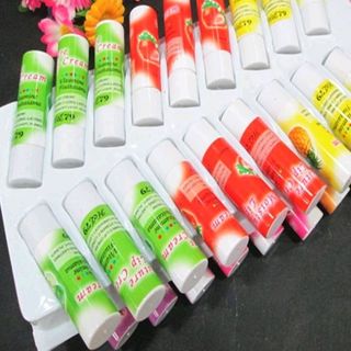 son dưỡng có màu mùi hương trái cây tô lên có màu hồng
