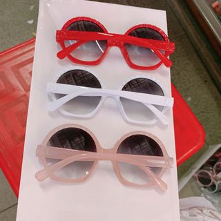 Kính em bé mắt tròn