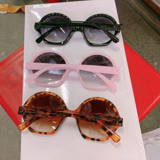 Kính em bé mắt tròn