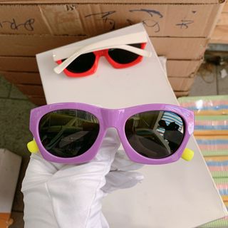 Kính em bé dẻo mới