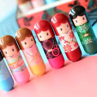 son dưỡng có màu búp bê mùi hương trái cây tô lên có màu hồng nhạt son