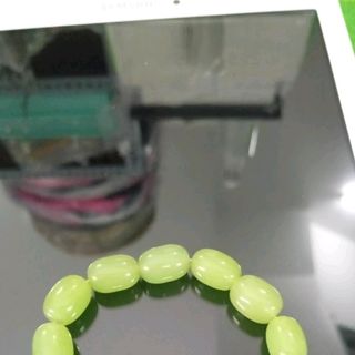 chuỗi đeo tay phong thủy hạt đá xanh lá 
Giá sỉ 10k /1 chuỗi