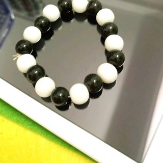 chuỗi đeo tay mix đá trắng đen