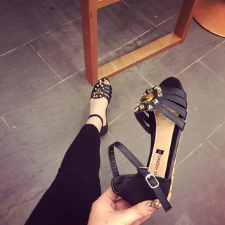 Giày sandal cắt hoa