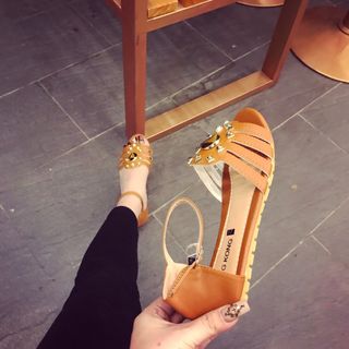 Giày sandal cắt hoa