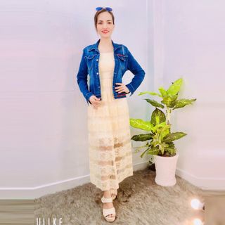 Set Áo Khoác Jean Và Đầm Kem Ren Tầng 2 Dây