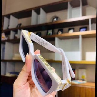 Kính mát viền vàng