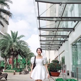 Đầm trắng xòe tay phồng