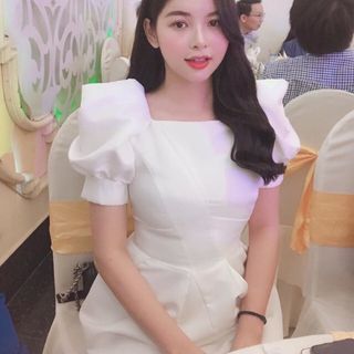 Đầm trắng xòe tay phồng