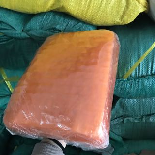 Bánh tráng vuông đỏ dùng để cuộn bơ