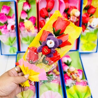 Hộp hoa hồng giấy kèm móc gấu