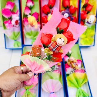 Hộp hoa hồng giấy kèm móc gấu