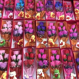 Hộp hoa hồng giấy kèm móc gấu