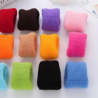Cột tóc len đủ màu