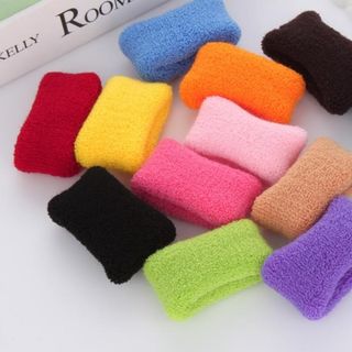 Cột tóc len đủ màu