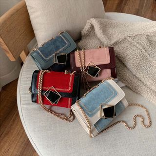 Túi đeo chéo chất nhung khóa thoi thanh lịch D738