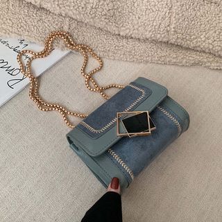 Túi đeo chéo chất nhung khóa thoi thanh lịch D738