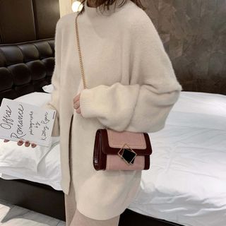 Túi đeo chéo chất nhung khóa thoi thanh lịch D738