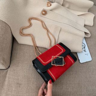 Túi đeo chéo chất nhung khóa thoi thanh lịch D738