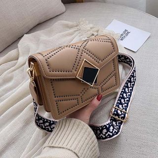 Túi đeo chéo khóa nghiêng nạm định da cao cấp D791