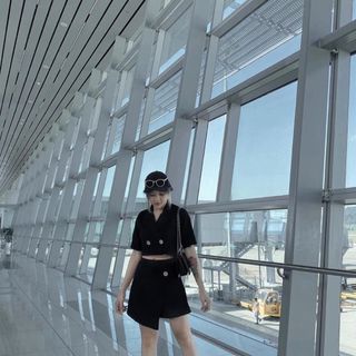 SET ÁO CROPTOP CỔ VEST CHÂN VÁY