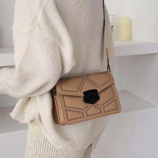 Túi đeo chéo xu hướng mới da mềm nạm đinh siêu hot D793 giá sỉ