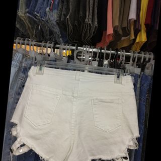 Short jean trắng co giãn đóng nút sẻ lai hàng đẹp hơn hình chụp