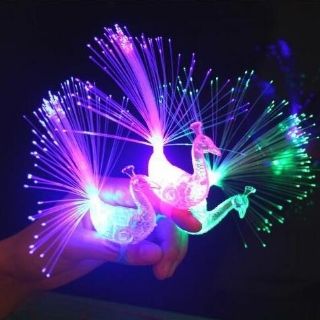 Con công có đèn có sẵn pin đủ màu luôn