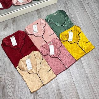 Bộ lụa gấm mặc nhà hoạ tiết logo thời trang