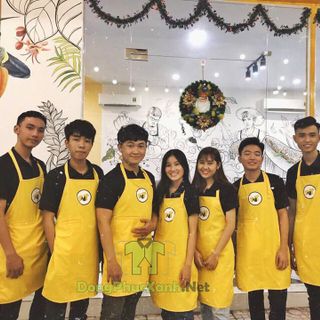 Tạp dề màu vàng dáng dài làm đồng phục cho nhân viên phục vụ