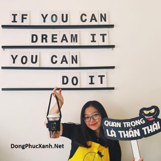 Tạp dề màu vàng dáng dài làm đồng phục cho nhân viên phục vụ