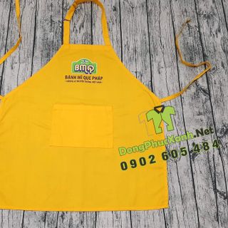 Tạp dề màu vàng dáng dài làm đồng phục cho nhân viên phục vụ