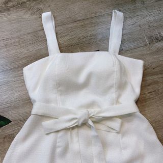 Đầm xoè bố trắng lai tua kèm belt