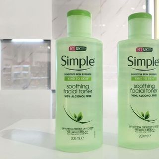 Nước hoa hồng Simple Soothing Facial Toner