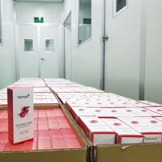Toner lựu đỏ- dưỡng trắng sẽ khít lỗ chân lông