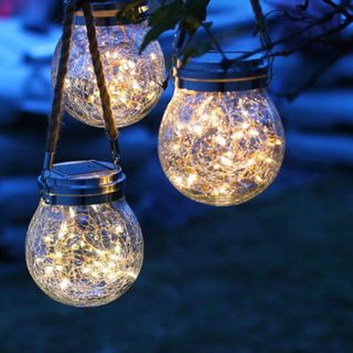 Đèn LED treo sân năng lượng mặt trời