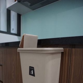 Thùng Rác Treo Nhà Bếp
