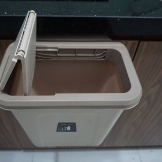 Thùng Rác Treo Nhà Bếp