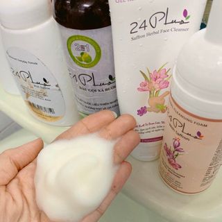 Rửa mặt chiết xuất từ nhuỵ hoa nghệ tây